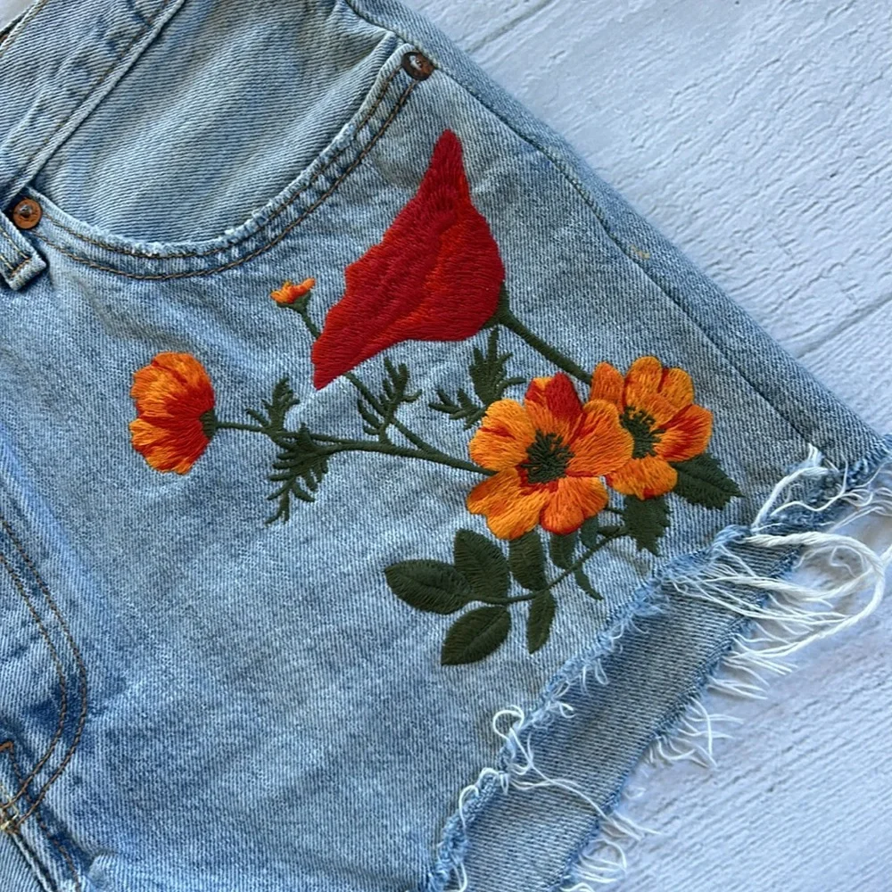 Levi’s 501 California Poppy Light Wash‎ Denim Shorts Embroidered Flowers Sz 29 - Picture 3 of 10